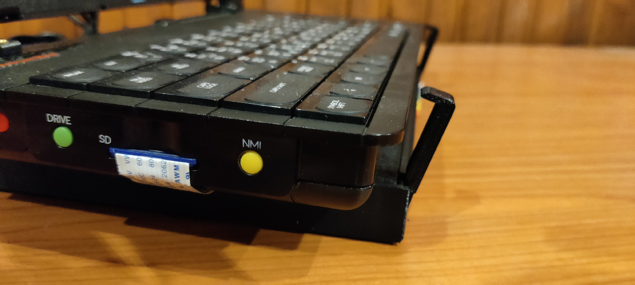 Staffa anteriore basculante in posizione aperta