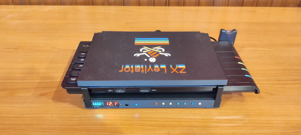 ZX Levitator con ZX Spectrum Next - Vista frontale chiuso